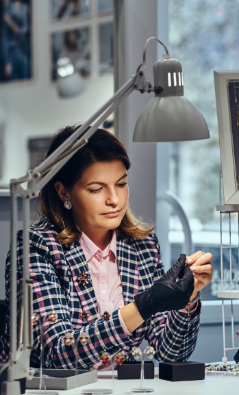 Gemstone Appraiser career opportunity from AAFT online Jewelry design course