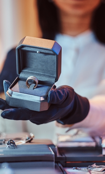 Jewelry merchandiser career opportunity in online Jewelry design course